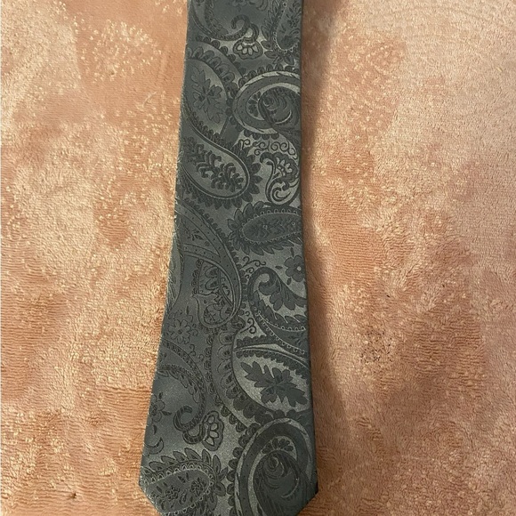 Elegant Gray Paisley Men's Tie - Picture 3 of 7